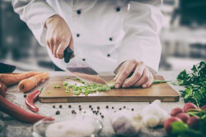 Un cocinero prepara un plato.