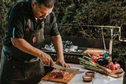 El chef Javier Brichetto, en pleno corte.