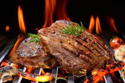 Para la parrilla, lo ideal es combinar leña con carbón vegetal.