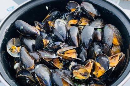 Un plato de mejillones listo para comer