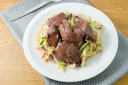 Comida tradicional china, un plato de brotes de soja salteados con sangre de cerdo.