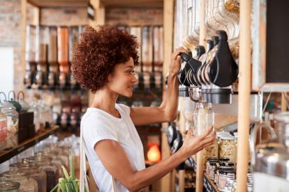 Una mujer acude a un establecimiento de compra a granel.