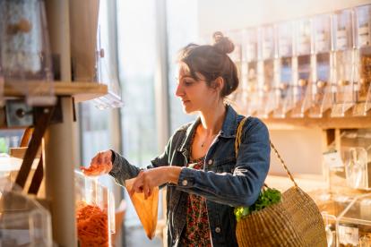 Una mujer compra en una tienda de productos a granel.