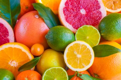 Varios cítricos entre los que se encuentras naranjas, mandarinas, pomelos y limas.