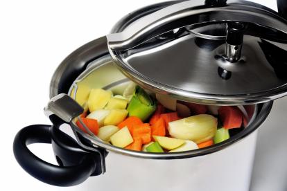 Una olla a presión cocinando verduras.