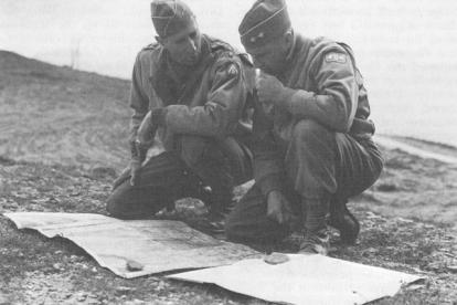 Los generales Clark y Keyes estudian el mapa de situación cerca de Firenzuola, (septiembre de 1944).