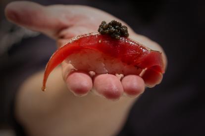 Nigiri de atún con grasa de wagyu y caviar