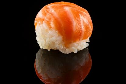 Temari de sushi de salmón.