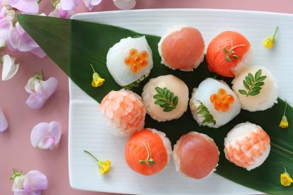 Temari de sushi de salmón.