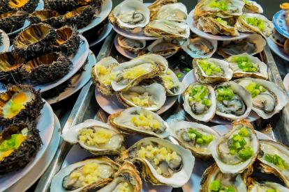 Platos de mariscos frescos surtidos con ostras abiertas y erizos de mar.