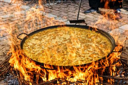 Alfonso Mira prepara la paella mediterranea de conejo, judias y caracoles.