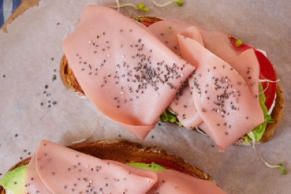 Sándwich Caprese con aguacate y jamón Heura.