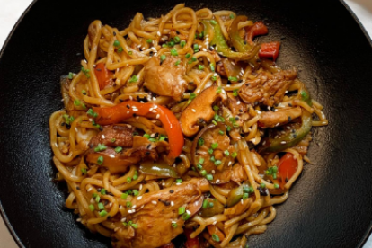 Fideos orientales con bocados de Heura, verduras y salsa Teriyaki.