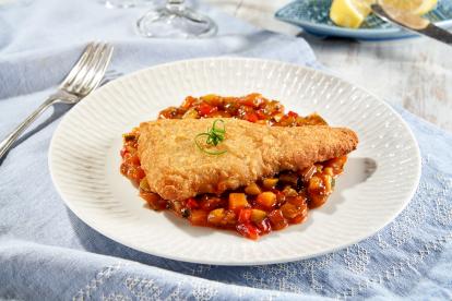 Guiso de pescado con espárragos y guisantes