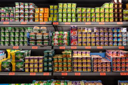 Lineal de yogures en un supermercado.