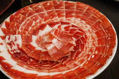 Cómo elegir un buen jamón ibérico en lonchas, según la OCU