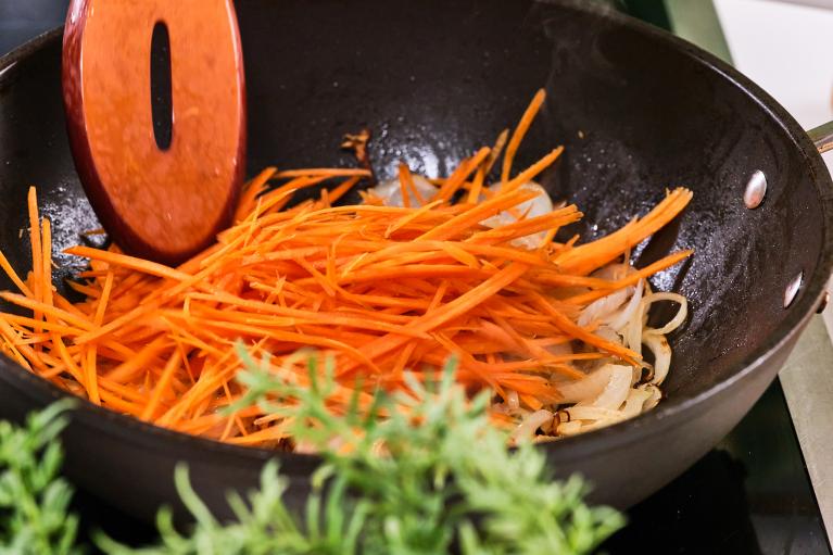 Añadir la zanahoria a la cebolla y seguir cocinando