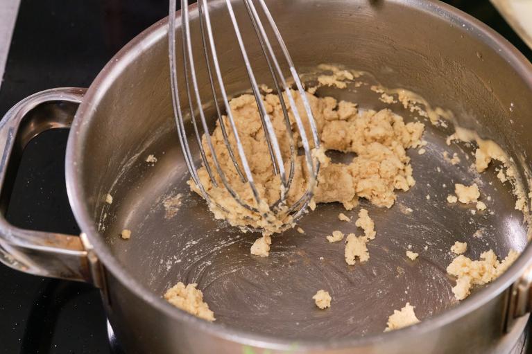 Cocinar la harina con la mantequilla unos segundos