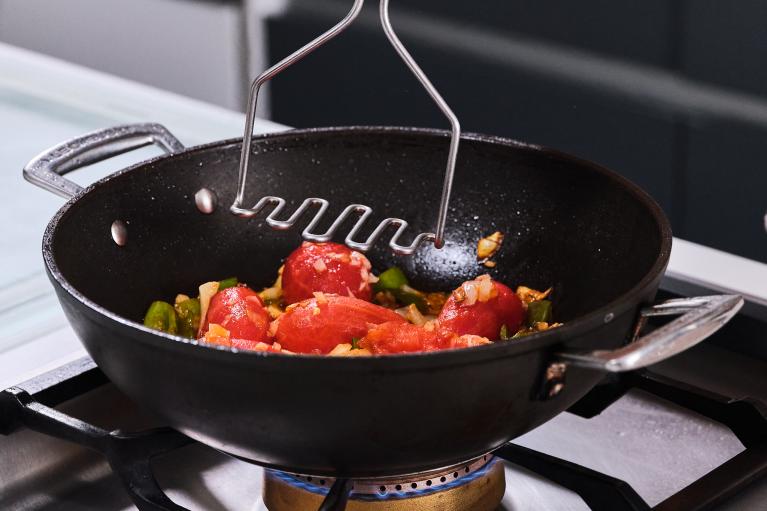 Cocinar los tomates y machacarlos ligeramente