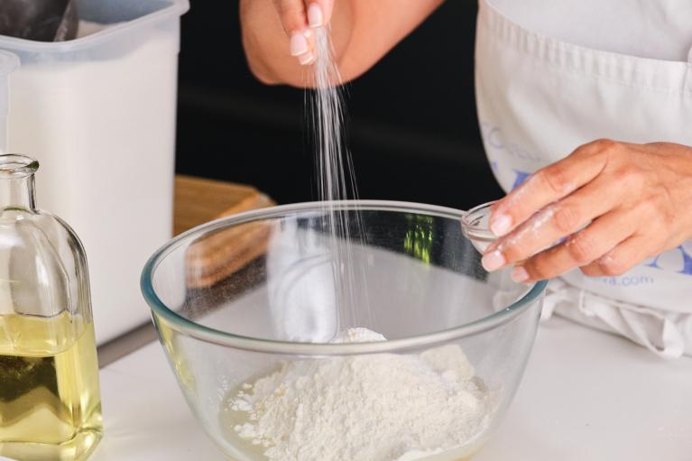 Añadir la levadura química al bol con los ingredientes