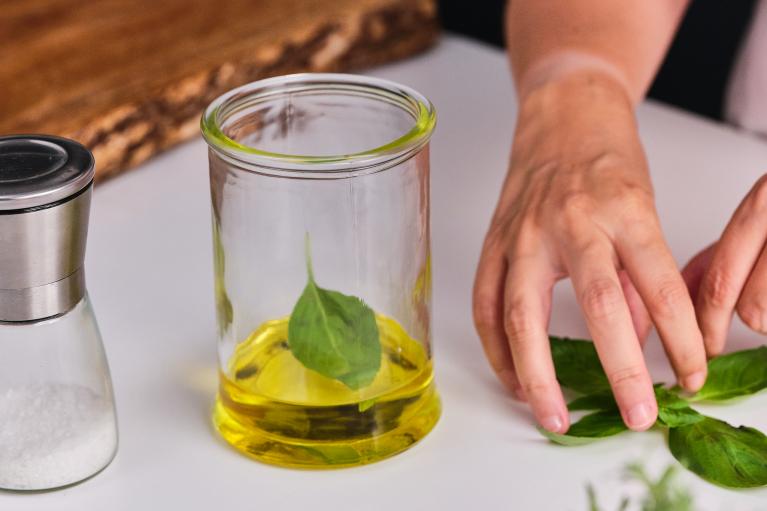 Añadir la albahaca fresca al aceite de oliva