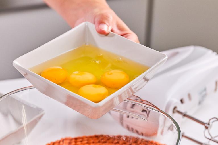 Verter los huevos en un bol