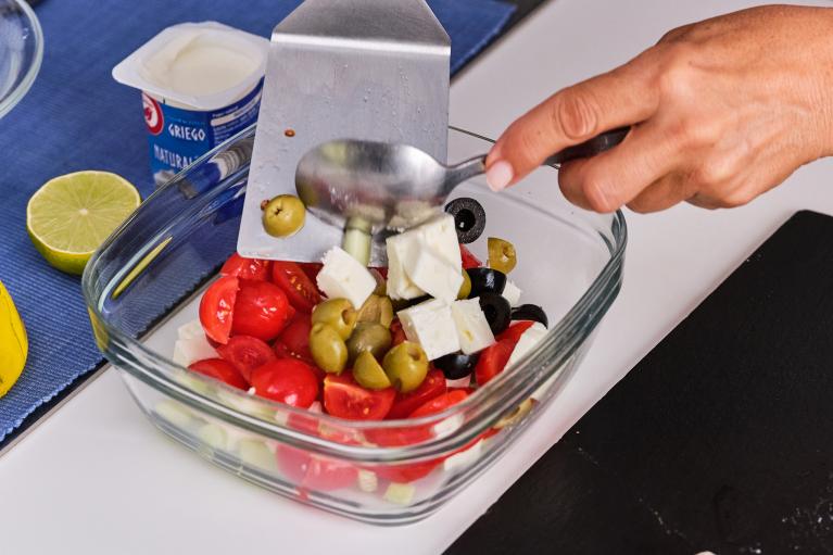 Mezclar los ingredientes de la ensalada y reservar en frío