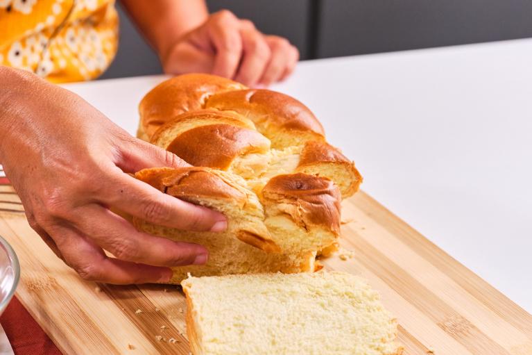 Cortar el pan en rebanadas gruesas
