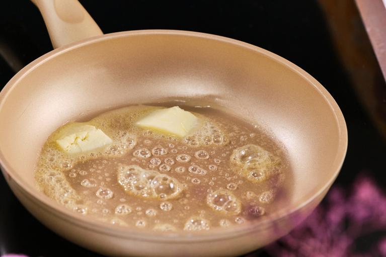 Fundir mantequilla en una sartén caliente