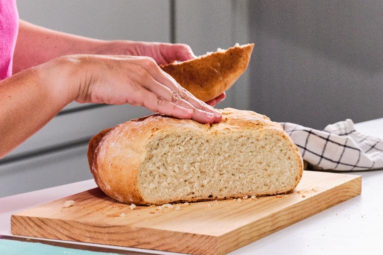 Presionar el pan para comprobar que está
