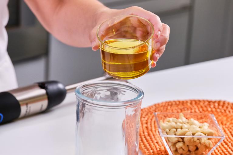 Añadir el aceite al vaso de una batidora