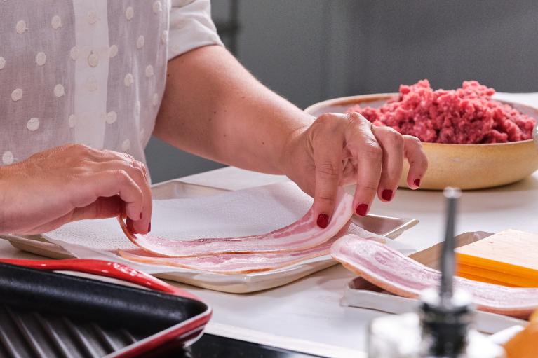 Colocar las lonchas de bacon en un plato sobre papel de cocina