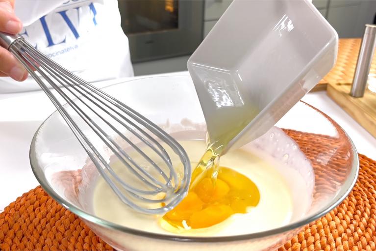 Cascar los huevos y añadir a la mezcla
