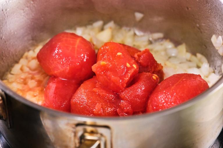Sofreír los tomates con la cebolla anterior