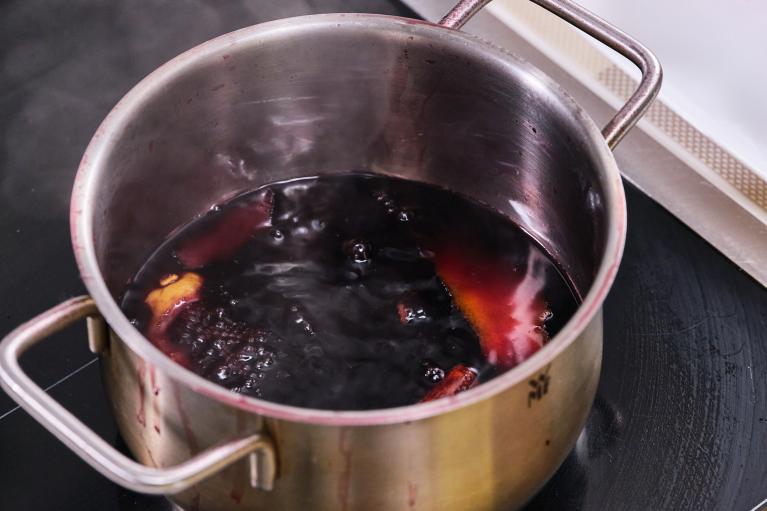 Reducir la salsa de vino hasta que espese
