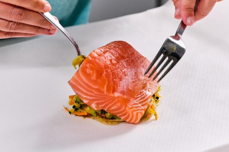 Colocar un lomo de salmón encima de las verduras