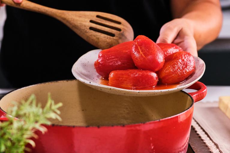 Añadir los tomates pelados de lata, sin el líquido
