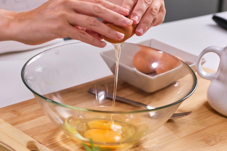 Cascar los huevos en un bol aparte