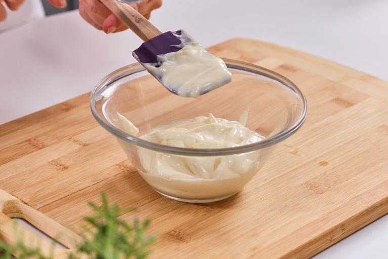 Emulsionar el huevo y el aceite con la batidora hasta que obtenemos una mayonesa