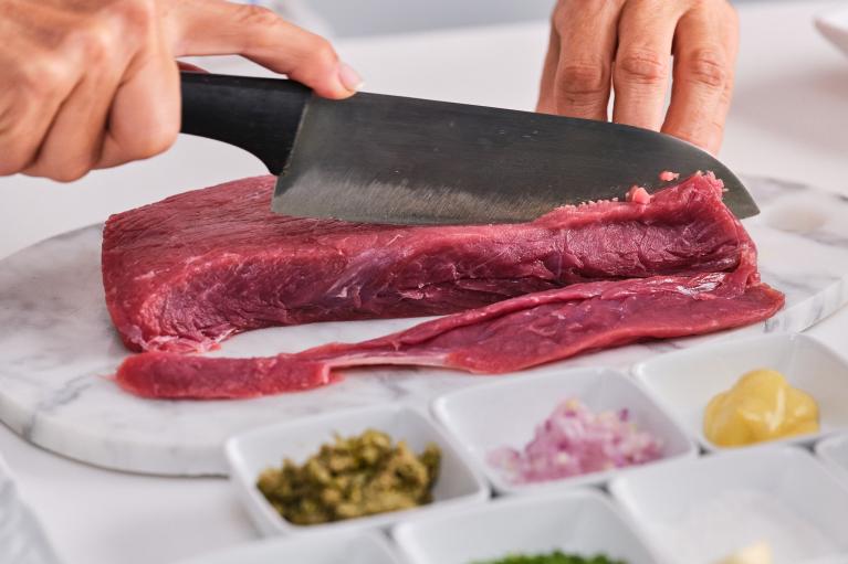 Cortar con un cuchillo bien afilado la pieza de carne en tiras a lo largo