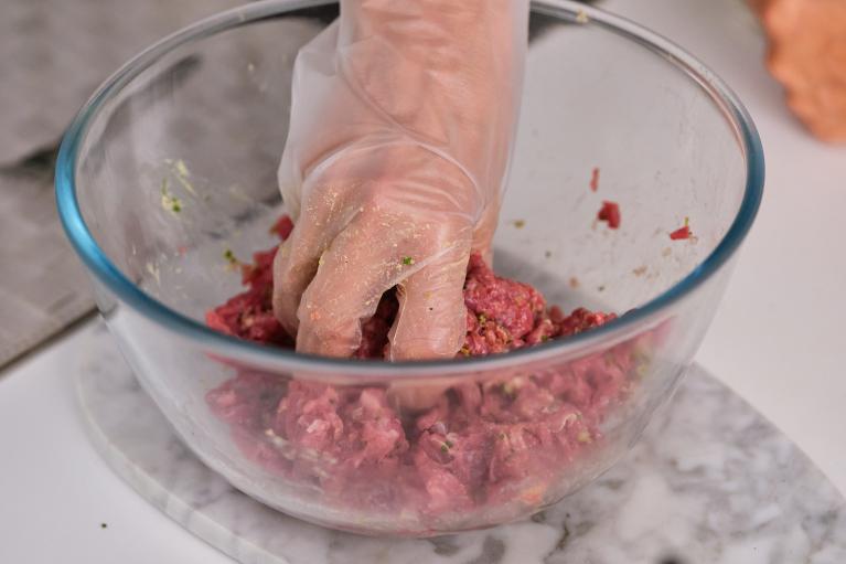 Mezclar bien la carne con todos los ingredientes