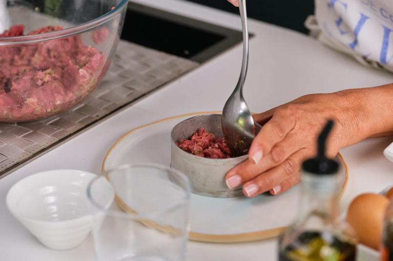 Colocar un aro en cada plato, rellenar con el steak tartar. Presionar ligeramente con una cuchara.