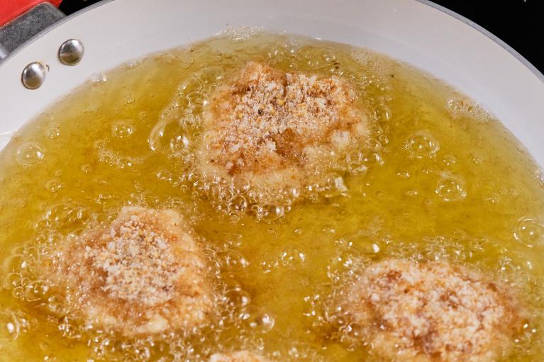 Freír los nuggets en una sartén con aceite