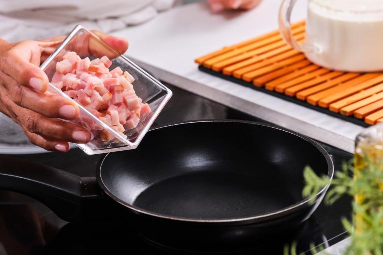 Añadir el bacon a una sartén vacía
