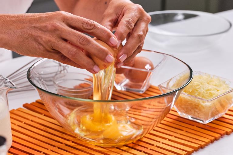 Cascar los huevos en un bol