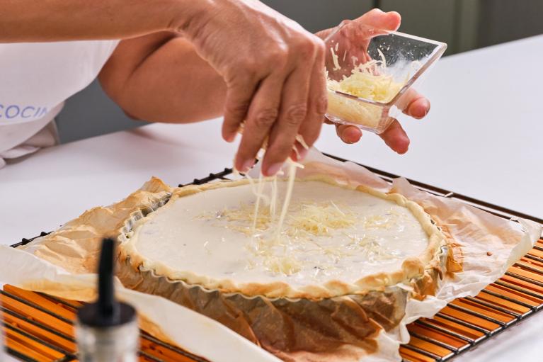 Añadir un toque de queso rallado más por la superficie de la crema