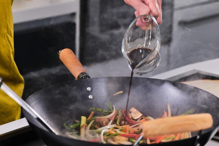 Aderezar el wok con aceite de sésamo y un chorro de salsa de soja