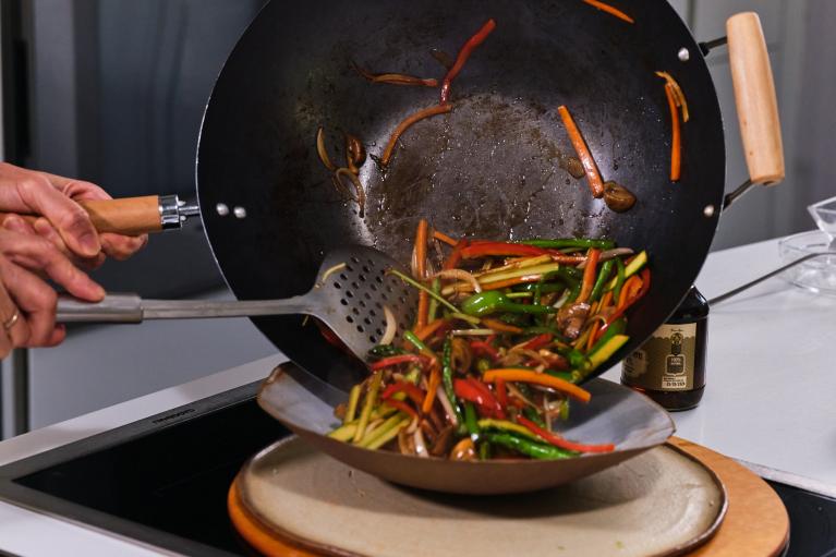 Servir el wok recién hecho en un bol o plato hondo