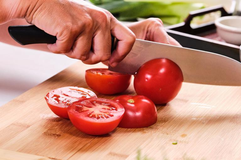 Cortar los tomates en gajos o en do