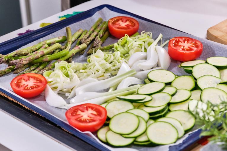 Extender las verduras por la bandeja del horno
